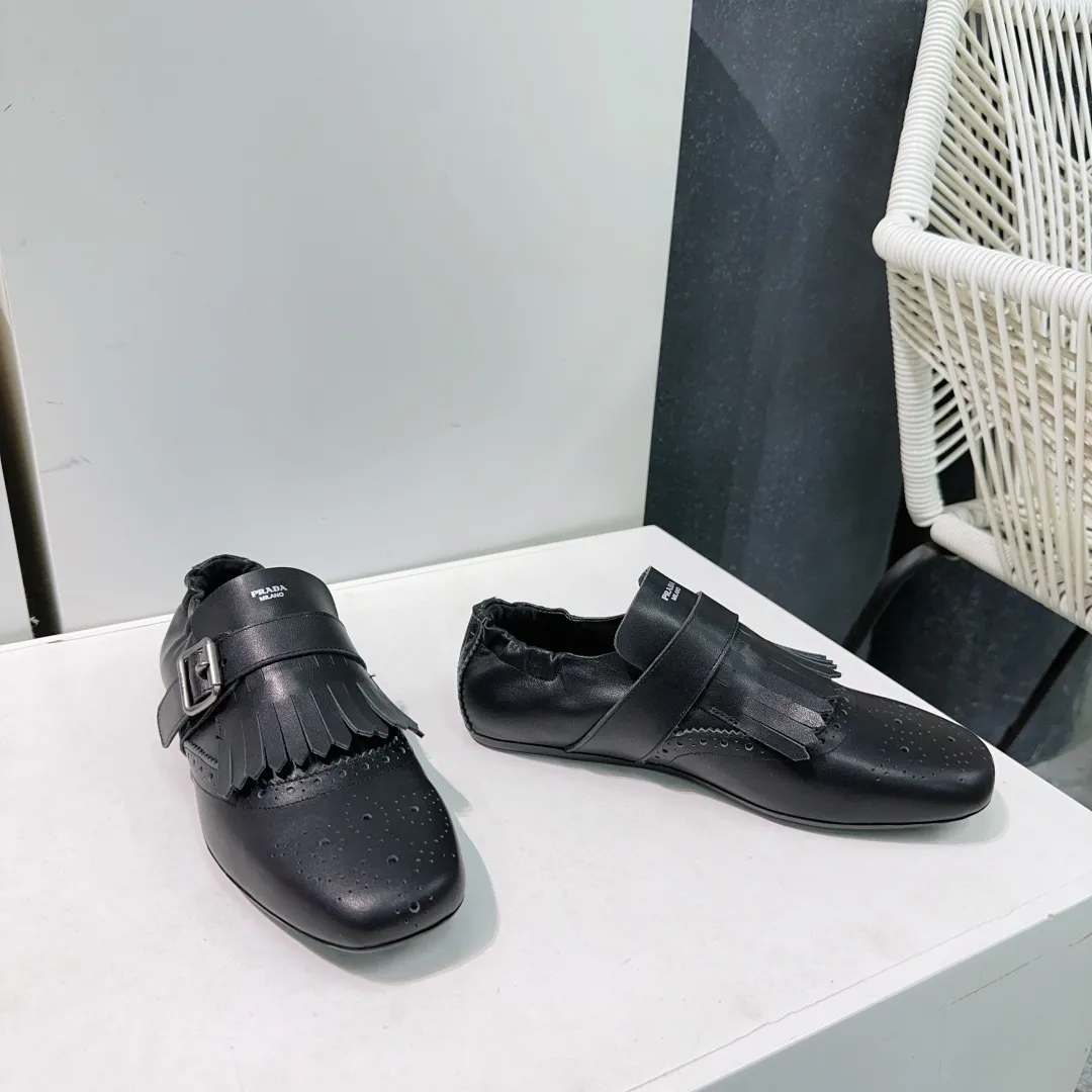 👟👟Ex-factory price 580👟👟! Prada 25 spring and summer catwalk new brogue carved tassel retro loafers and slippers series 🔥 🌟🌟🌟This shoe deliberately presents a classic and retro style, with both masculine temperament and feminine style, forming a binary contrast, highlighting the iconic style of the Prada series. The tassels are crafted using special craftsmanship, and details such as buckles and brogue patterns reveal traditional charm. An unconventional and surprising reinterpretation, the shoe is re-launched in a more fashionable design. The upper is made of imported calfskin, the lining is sheepskin, and the original molded rubber sole. Number of yards: 35-40 (40 pieces are non-refundable). Comes with original packaging.
